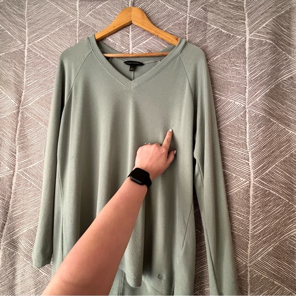 Banana Republic Long Sleeve V-neck Sweater - Picture 3 of 5